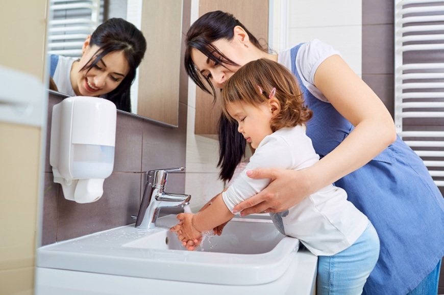 kid-washing-hands